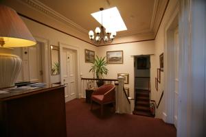 Cette chambre comprend un bureau, une chaise et une lampe. dans l'établissement Bellevue Guest House, à Kelso