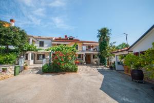 an empty driveway in front of a house at Haus Roko in Rovinj