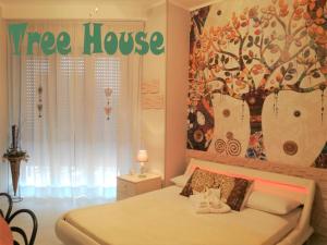 una camera da letto con un cartello sulla casa sull'albero di Tree House a Cassano dʼAdda