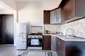 una cocina con estufa y refrigerador en Excellent Location ★ Lovely Studio In Tbilisi ★, en Tiflis