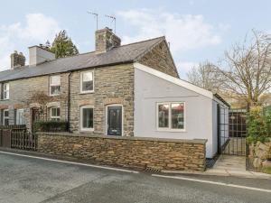 an image of a stone house at 1 Rhys Terrace in Pennal