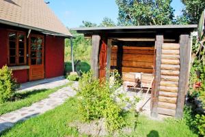 a wooden cabin with a bench in the yard at Ferienwohnung Karow in Karow