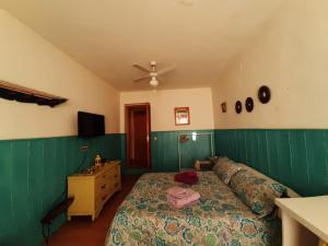 a bedroom with a bed and a dresser and a ceiling at Casa rural La Casita del Arte in Robledo de Chavela