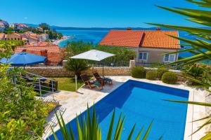 Villa con piscina y vistas al océano en Villa OLD OLIVE, 3lovelyvillas, en Podgora