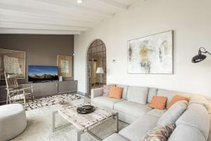 ein Wohnzimmer mit einem Sofa und einem Tisch in der Unterkunft Villa Mimosa in Andratx