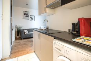 a kitchen with a washer and dryer in a apartment at Apartments au Dream of horse, Dream of golf, Proche Hippodrome, Saint Cloud in Saint-Cloud
