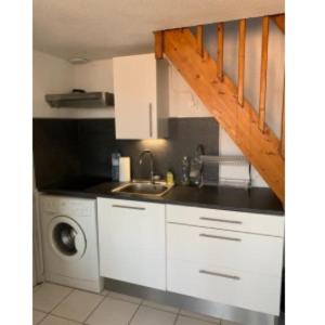 kuchnia ze zlewem i pralką w obiekcie Résidence Azur w mieście Le Barcarès