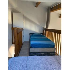 - une chambre avec un lit dans une petite pièce dans l'établissement Résidence Azur, au Barcarès