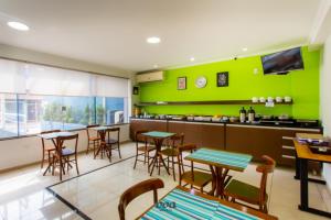 ครัวหรือมุมครัวของ VOA Convenience Hotel