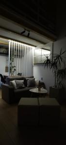 uma sala de estar com um sofá e uma mesa em Zona Apartments 1 em Zrenjanin