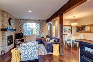 TV a/nebo společenská místnost v ubytování Crossroads Snowshoe Townhome: Great Views, On Rec Path