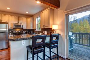 Kuchyň nebo kuchyňský kout v ubytování Crossroads Snowshoe Townhome: Great Views, On Rec Path