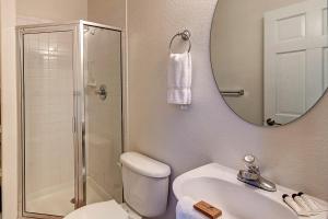 Koupelna v ubytování Crossroads Snowshoe Townhome: Great Views, On Rec Path + 26 fotografií