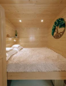 מיטה או מיטות בחדר ב-La Casuta din Ciocanesti Exclusive
