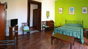 A television and/or entertainment centre at B&B Casa Degli Artisti