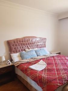 Un pat sau paturi într-o cameră la Elite Homes 3BR Sunny Apartment Families Only