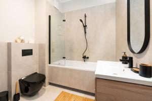 Ένα μπάνιο στο SuperApart Aignera apt 4, Family Friendly Oasis +23 φωτογραφίες