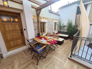a patio with a table and chairs on a balcony at La Corte di Kate in Biograd na Moru