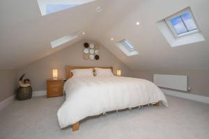 a bedroom with a large white bed with skylights at Total Luxury in the Heart of Stratford upon Avon in Stratford-upon-Avon