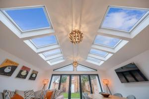 ストラトフォード・アポン・エイボンにあるTotal Luxury in the Heart of Stratford upon Avonの天窓付きのリビングルーム