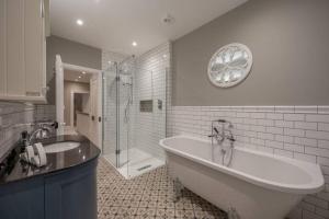 ストラトフォード・アポン・エイボンにあるTotal Luxury in the Heart of Stratford upon Avonの浴槽、シャワー、洗面台を備えたバスルーム +30枚の写真