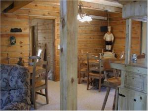 a dining room with a table and chairs in a cabin at Desperado in Custer