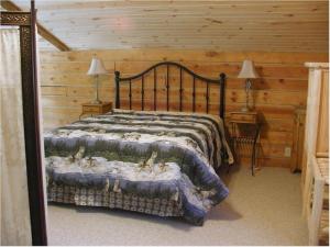 a bedroom with a bed in a log cabin at Desperado in Custer