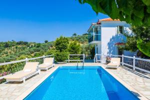 una villa con piscina y una casa en Villa Glysteri, en Skopelos Town