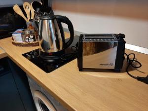 a toaster oven sitting on top of a counter at Medias Cozy Studio in Mediaş