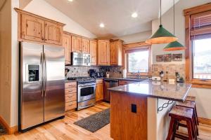 Kuchyň nebo kuchyňský kout v ubytování Mt. Victoria Lodge Penthouse Condo: Downtown, Hot Tub