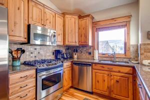 Kuchyň nebo kuchyňský kout v ubytování Mt. Victoria Lodge Penthouse Condo: Downtown, Hot Tub