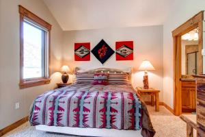 Postel nebo postele na pokoji v ubytování Mt. Victoria Lodge Penthouse Condo: Downtown, Hot Tub