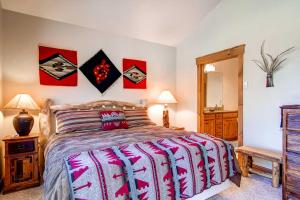 Postel nebo postele na pokoji v ubytování Mt. Victoria Lodge Penthouse Condo: Downtown, Hot Tub + 17 fotografií