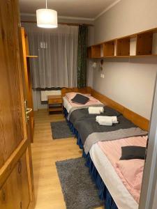 Łóżko lub łóżka w pokoju w obiekcie Victoria Rooms