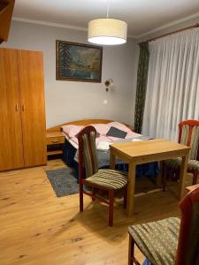salon ze stołem i łóżkiem w obiekcie Victoria Rooms w mieście Karpacz