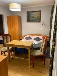 Łóżko lub łóżka w pokoju w obiekcie Victoria Rooms