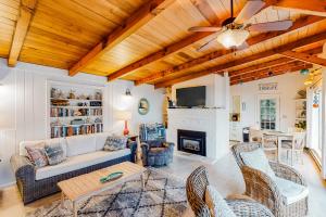 Holiday BeachにあるAlicia's Beach Houseのソファと暖炉のあるリビングルーム