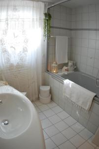 Ένα μπάνιο στο Bed and Breakfast Im Röseligarten