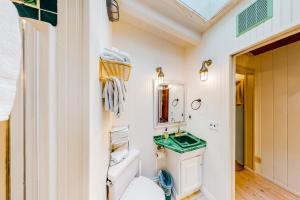 Holiday BeachにあるAlicia's Beach Houseのトイレと洗面台付きのバスルーム +35枚の写真