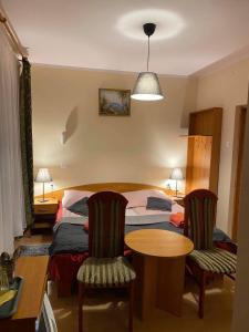 Łóżko lub łóżka w pokoju w obiekcie Victoria Rooms