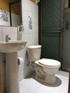 łazienka z toaletą i umywalką w obiekcie Casa de Descanso Marrón 101 w mieście Villavicencio