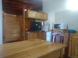 カピージャ・デル・モンテにあるCABAÑAS SAN ANTONIOのキッチン(木製テーブル付)、キッチン(電子レンジ付)