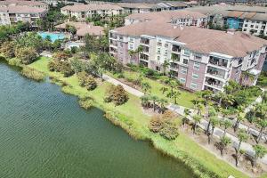 uma vista aérea de um complexo de apartamentos ao lado de uma massa de água em Vista Cay Luxury 4 bedroom condo em Orlando