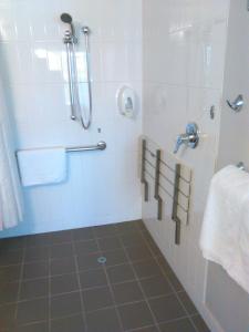 Et badeværelse på Manly Marina Cove Motel