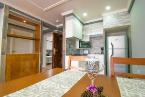 a kitchen and dining room with a table with a wine glass at ABC DEPARTAMENTOS in Ushuaia