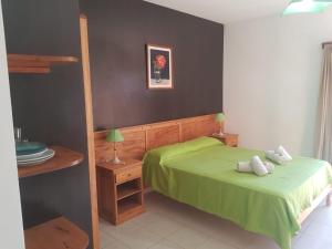 カピージャ・デル・モンテにあるCABAÑAS SAN ANTONIOのベッドルーム(緑のベッド1台、テーブル付) +28枚の写真