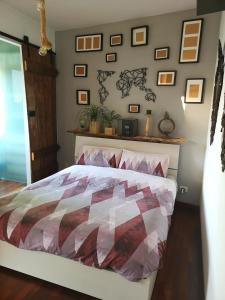 1 dormitorio con 1 cama y algunas fotos en la pared en Floorplan B - 208 en Turín