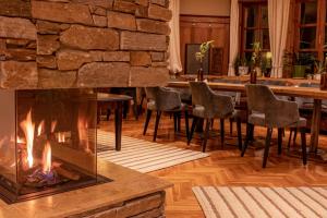 Reštaurácia alebo iné gastronomické zariadenie v ubytovaní Hotel Zimmerbräu