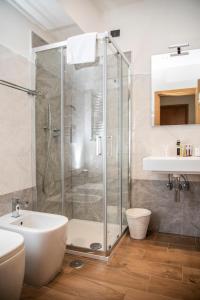 uma casa de banho com um chuveiro e um lavatório. em Seven em Roma