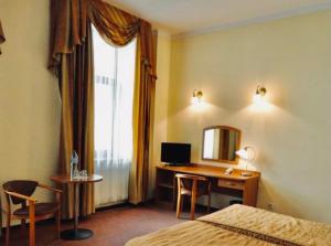 Televízia a/alebo spoločenská miestnosť v ubytovaní Matejko Hotel